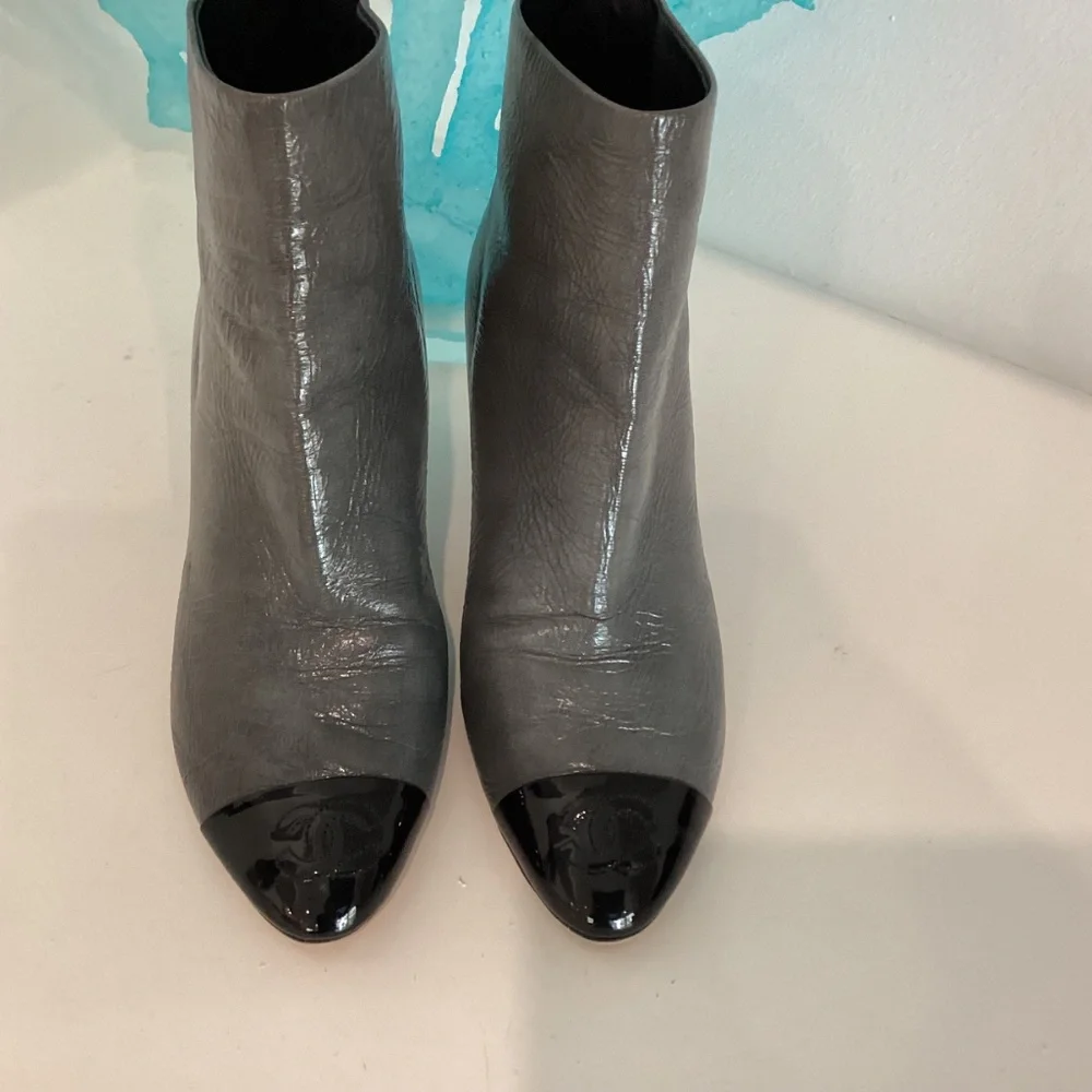 Chanel Black & Gray Patent Leather Interlocking CC Logo Ankle Boots Size 37.5